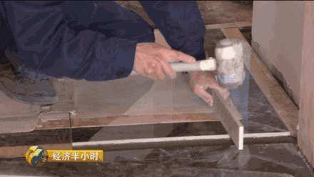 建筑工人收入碾压白领：贴瓷砖一年能赚20万(图1)