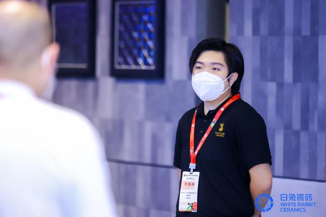 白兔瓷砖黄芝霖:以“三砖合一”焕新升级为品牌注入潮能量与新活力(图1) 白兔瓷砖黄芝霖:以“三砖合一”焕新升级为品牌注入潮能量与新活力(图1)