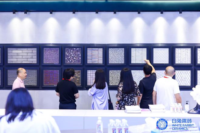 白兔瓷砖黄芝霖:以“三砖合一”焕新升级为品牌注入潮能量与新活力(图7) 白兔瓷砖黄芝霖:以“三砖合一”焕新升级为品牌注入潮能量与新活力(图7)